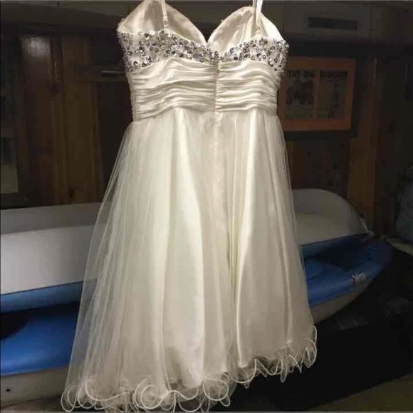 Short white dress - Picture 3 of 4